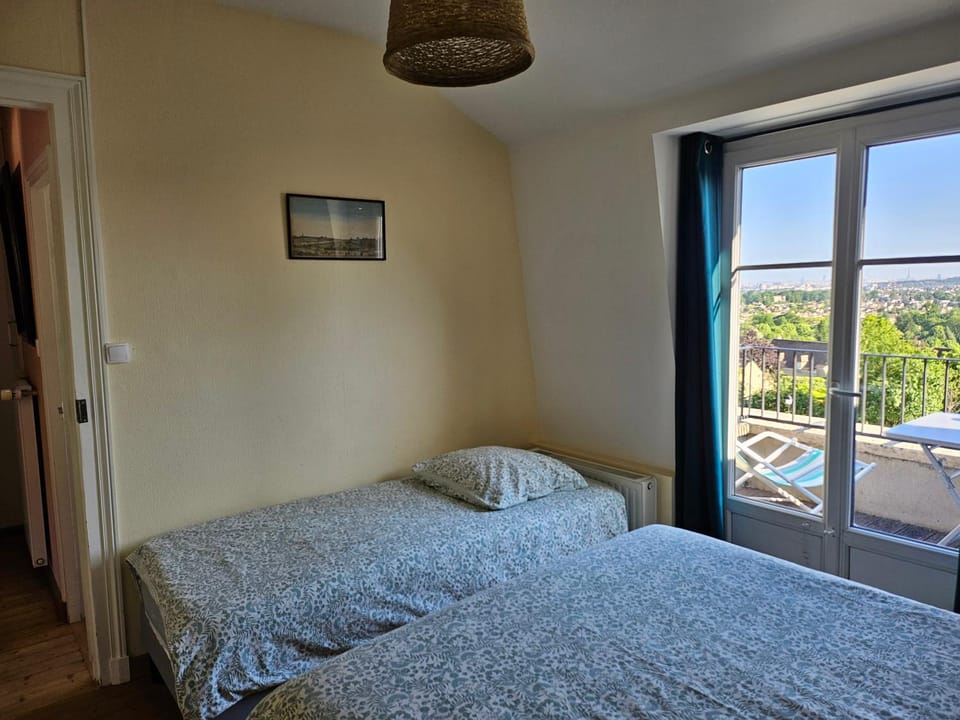 L' Eglise - 2 pièces avec balcon au dernier étage vue Paris Apartment in Île-de-France