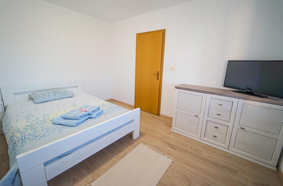 Bed, TV and multimedia, Photo of the whole room, Bedroom, towels, wardrobe