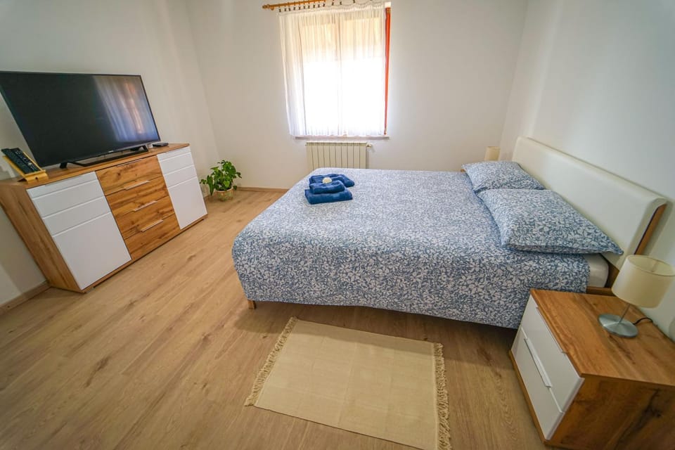 Property building, Bed, TV and multimedia, Photo of the whole room, Bedroom, towels