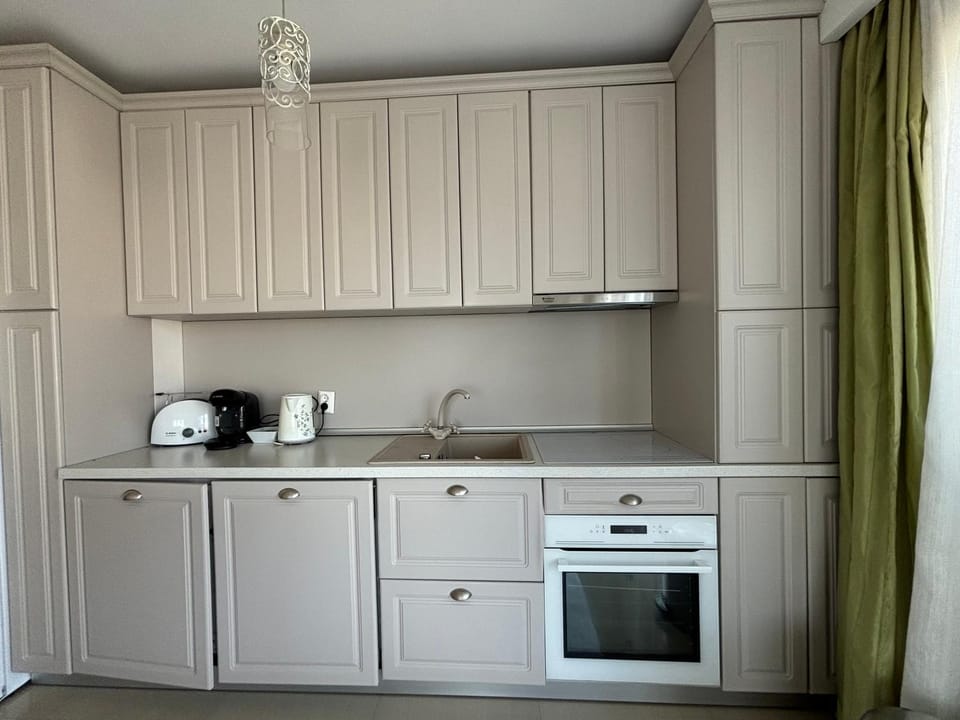 Coffee/tea facilities, Kitchen or kitchenette, stove
