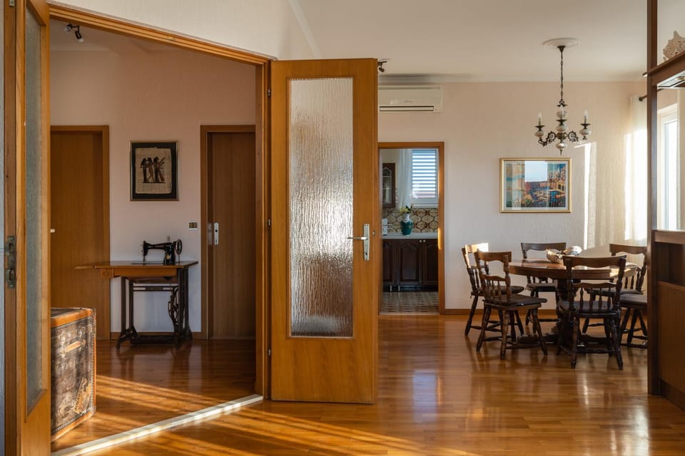 Living room, Lounge or bar, Seating area, Dining area