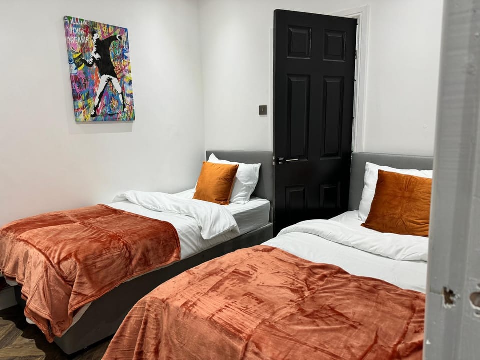 4 bed 4 bath House with Free Parking, 5 Mins to LFC and 15 Mins to City Centre House in Liverpool