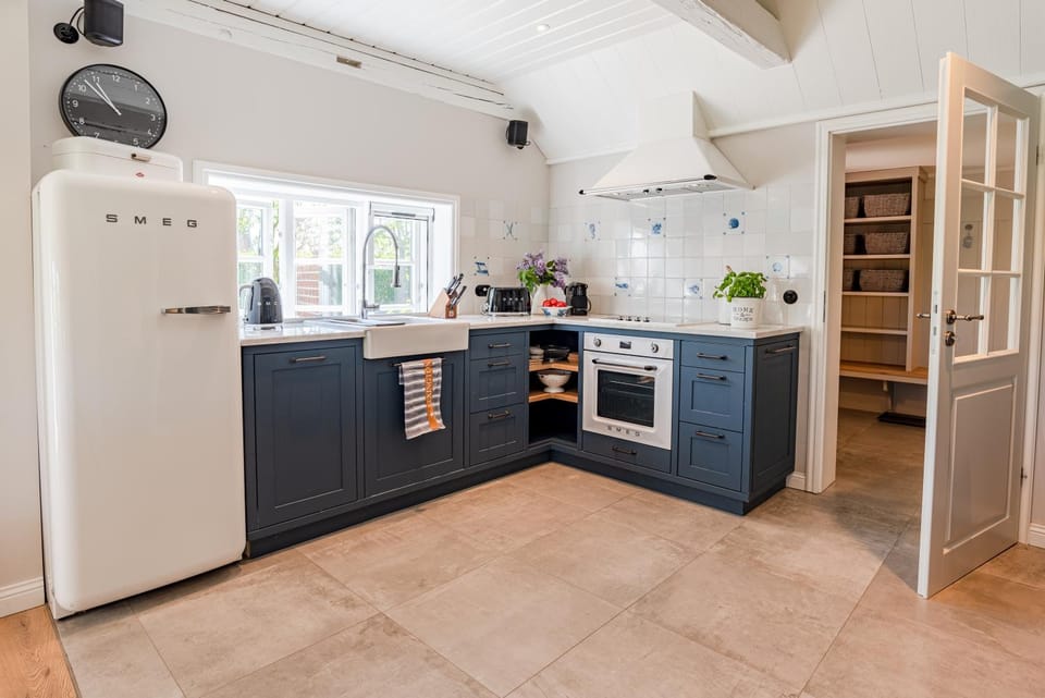 Kitchen or kitchenette, dishwasher, pet friendly, stove, toaster