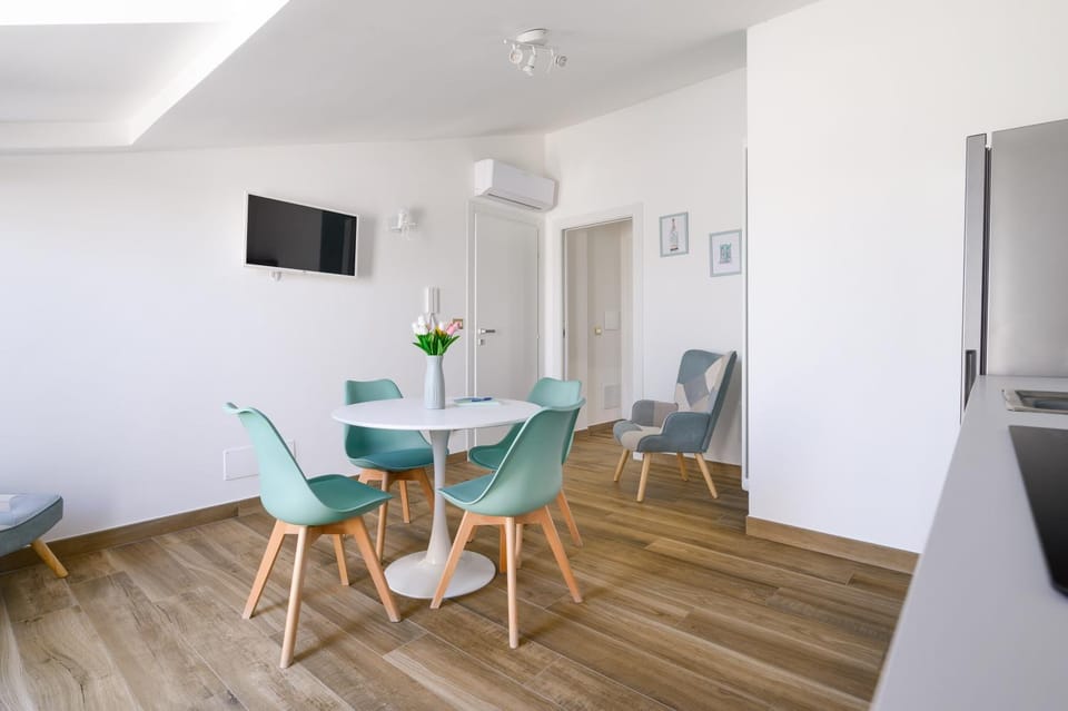 TV and multimedia, Kitchen or kitchenette, Living room, Seating area, Dining area, air conditioner