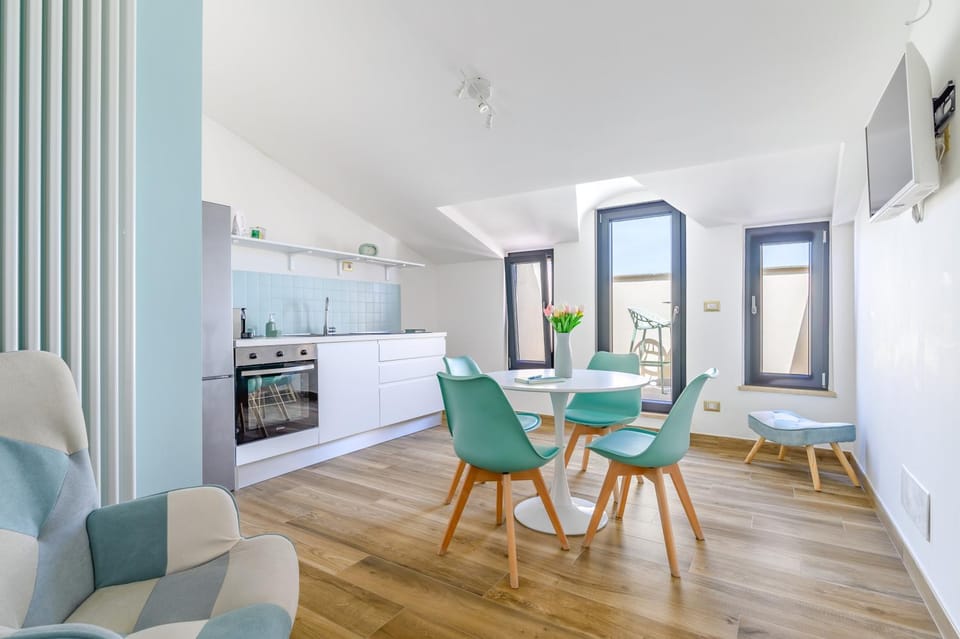 Kitchen or kitchenette, Living room, Seating area, Dining area, oven, stove