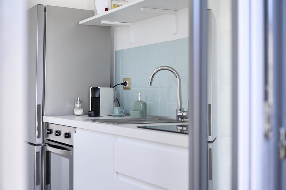 Coffee/tea facilities, Kitchen or kitchenette, oven, stove