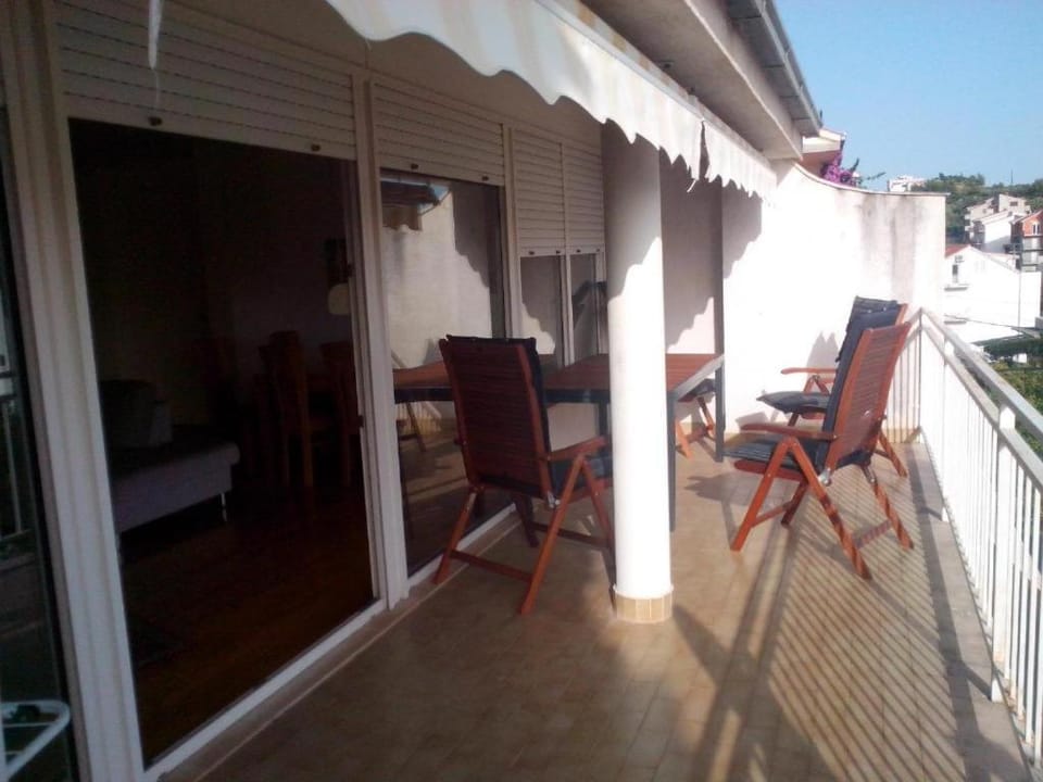 Property building, Balcony/Terrace, Seating area, sunbed