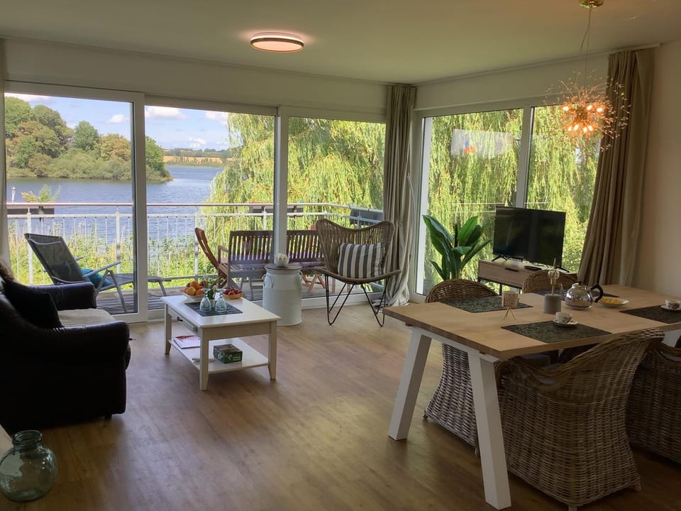 TV and multimedia, Living room, Dining area, Garden view, Lake view