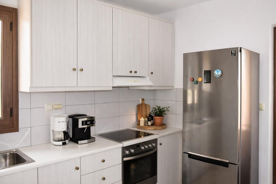 Coffee/tea facilities, oven, stove