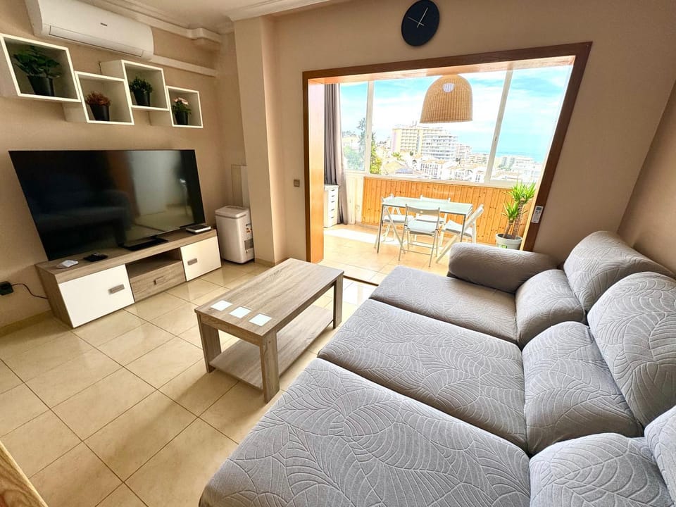 Cozy Fuengirola apartment with sea view & pool Apartment in Fuengirola