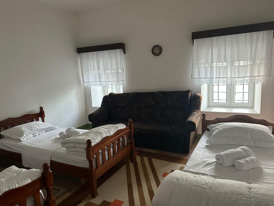 Bed, Bedroom, towels