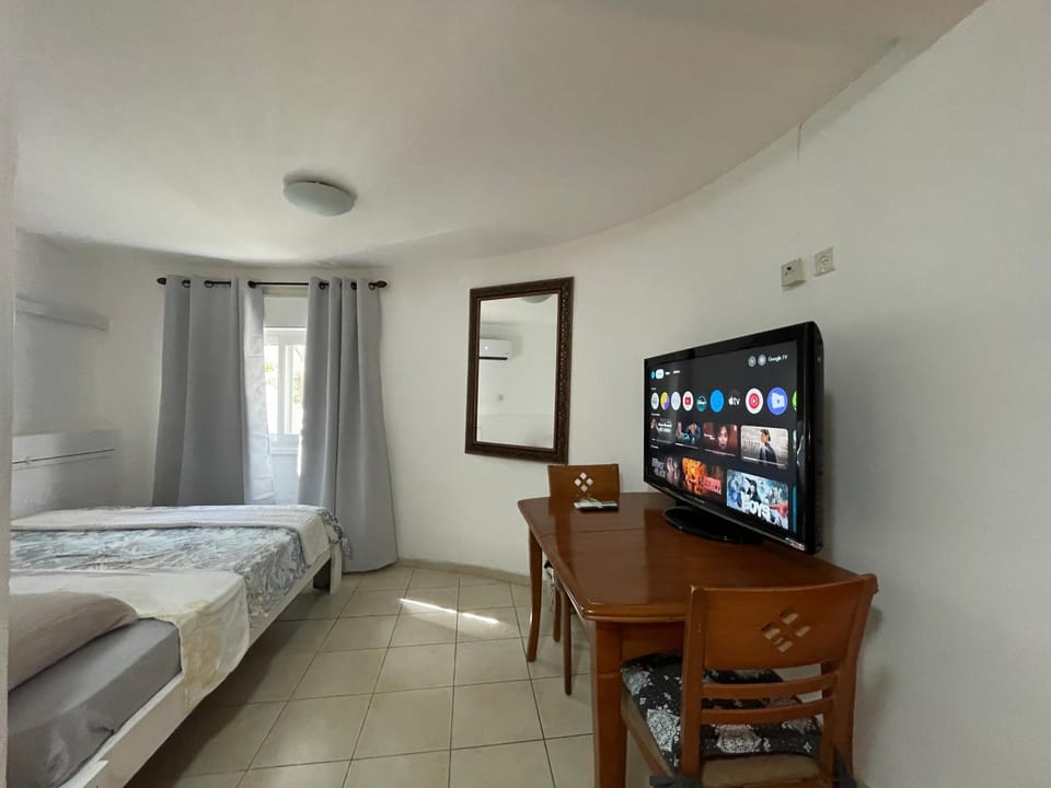Bed, TV and multimedia, Photo of the whole room, Bedroom