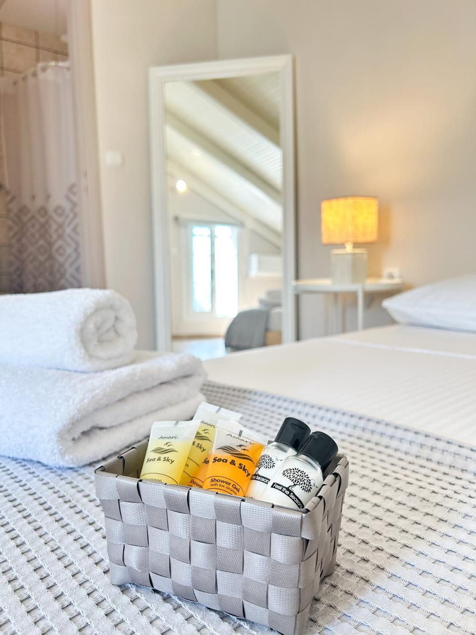 Bed, Bedroom, towels