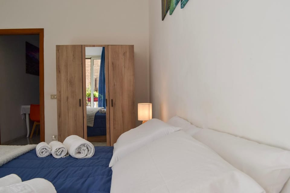 Bedroom, towels