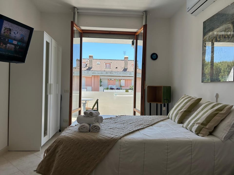 Bed, TV and multimedia, Living room, Photo of the whole room, Seating area, Bedroom, air conditioner