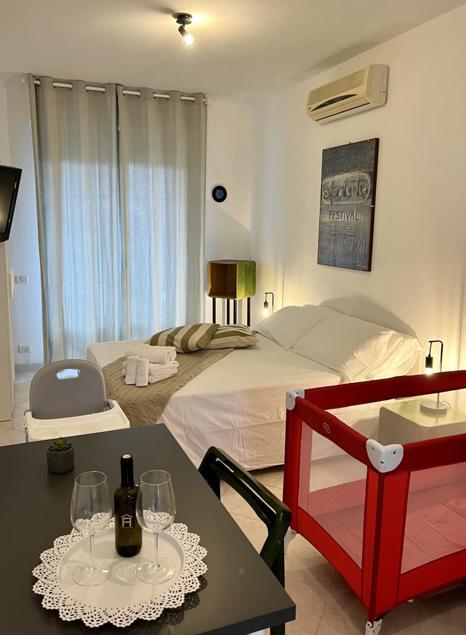 Bed, Living room, Photo of the whole room, Seating area, Bedroom, young children, young children, towels, air conditioner