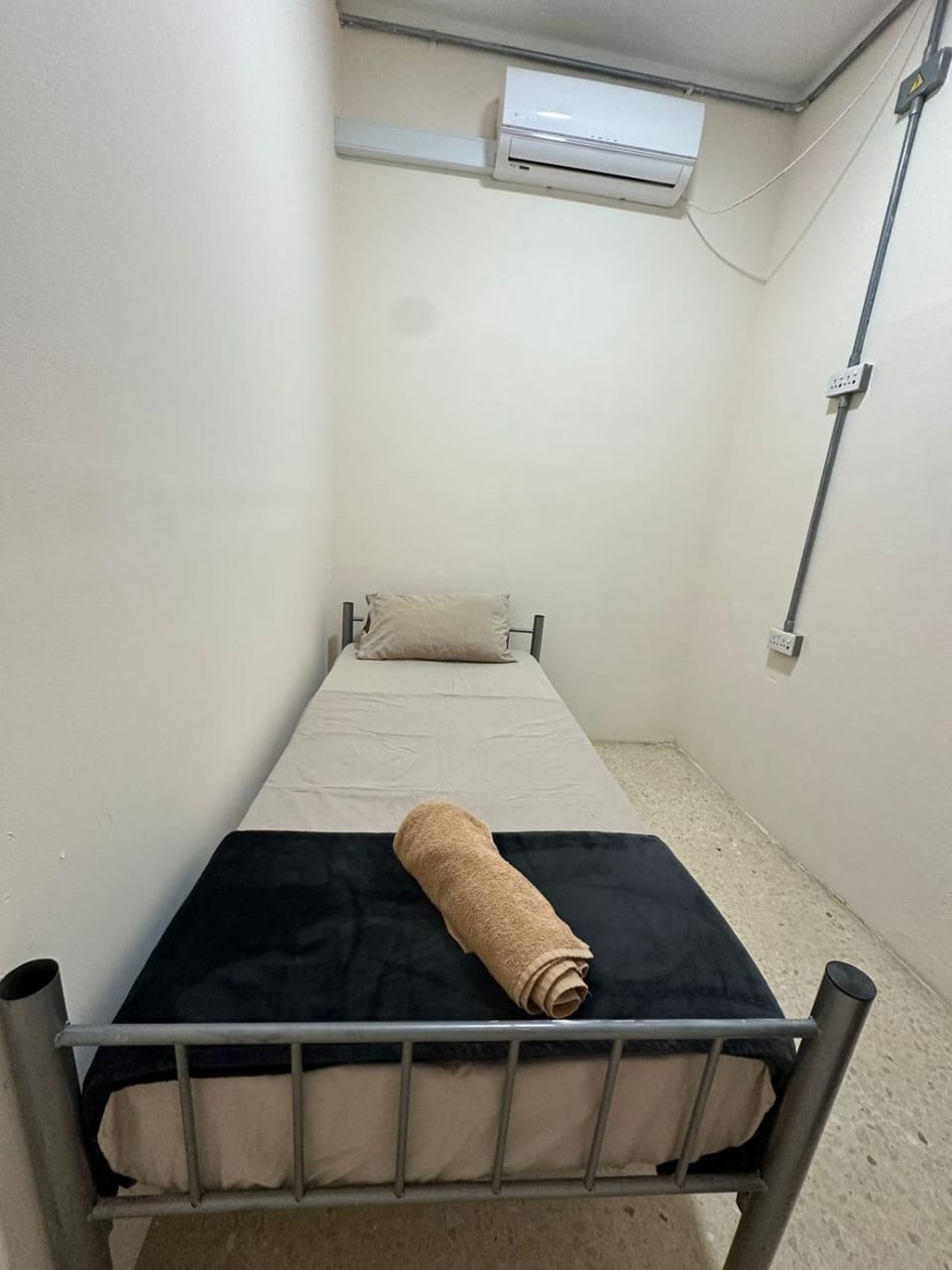 Bed, Photo of the whole room, towels, air conditioner