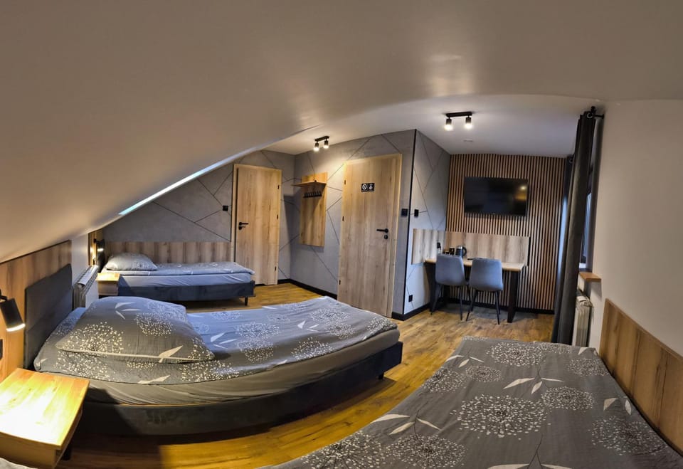 Bed, TV and multimedia, Photo of the whole room