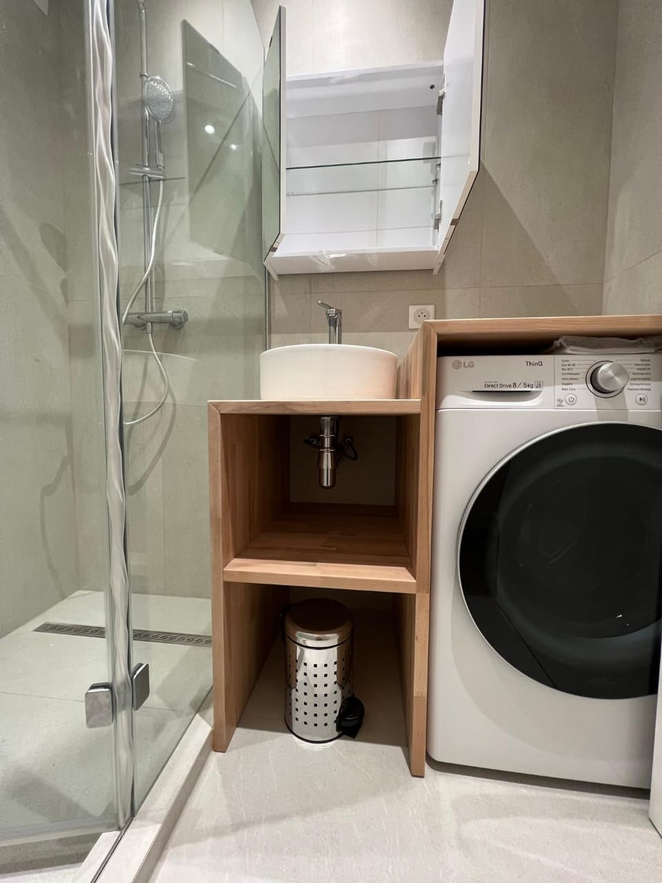 Shower, Bathroom, towels, washing machine
