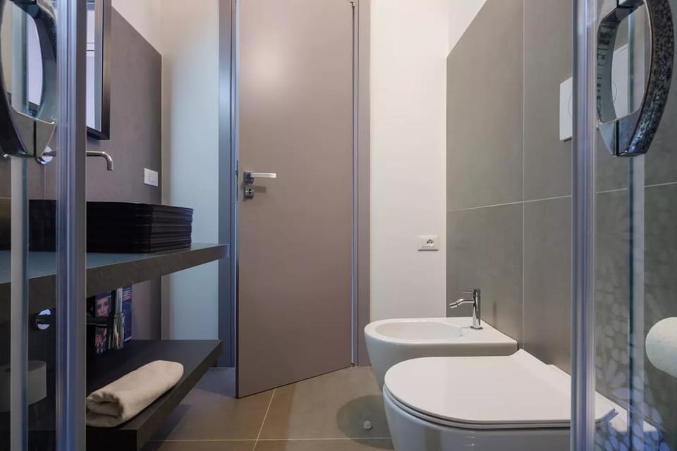 Shower, Toilet, Bathroom, bidet, towels