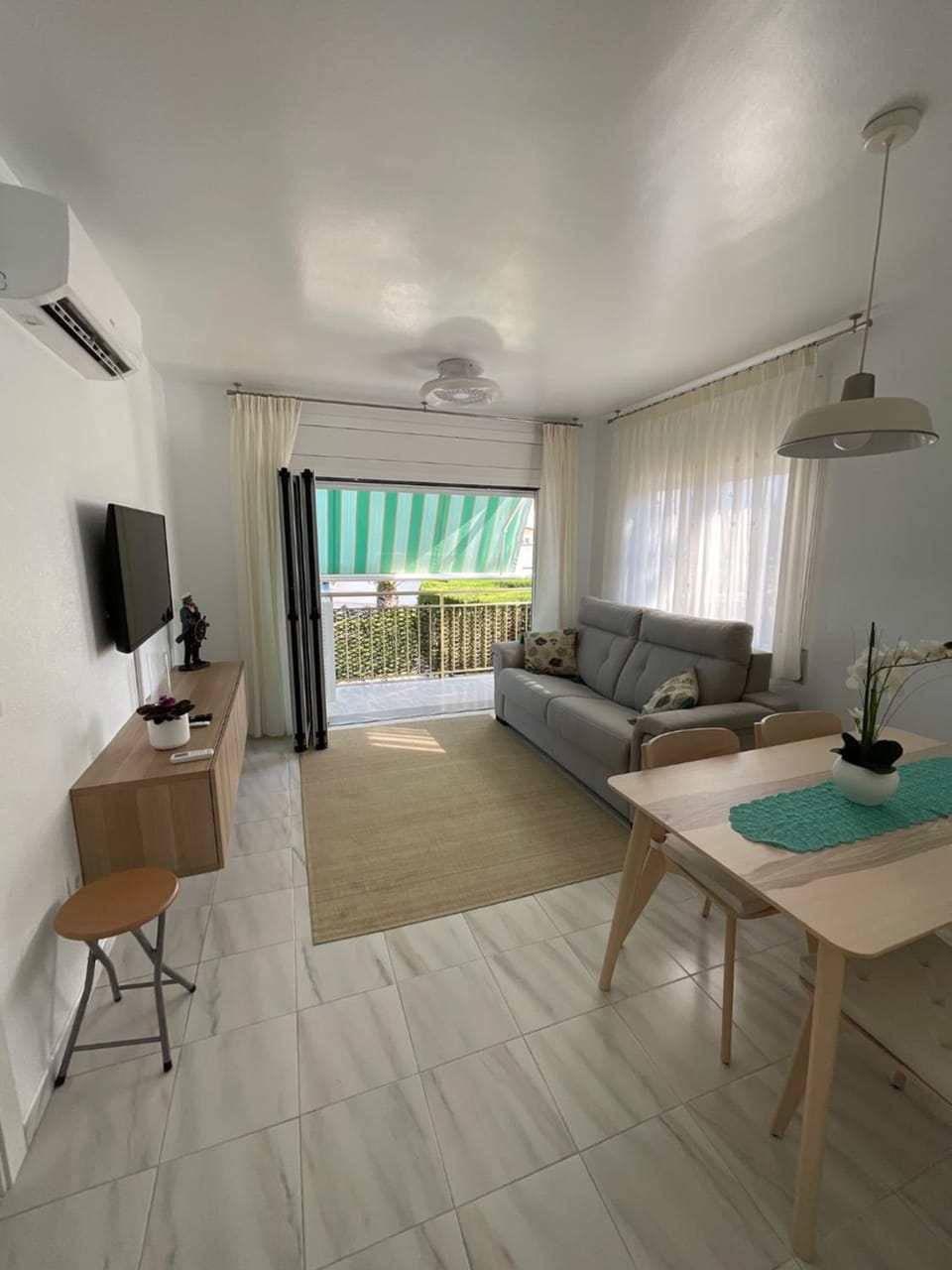 TV and multimedia, Living room, Seating area, Dining area