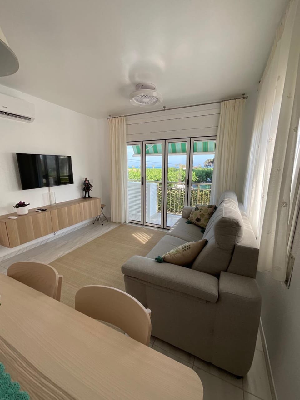 Communal lounge/ TV room, TV and multimedia, Living room, Photo of the whole room