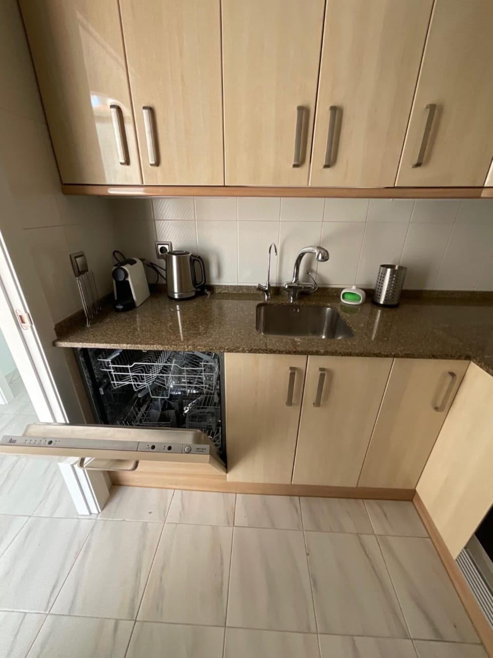 Coffee/tea facilities, Kitchen or kitchenette, stove