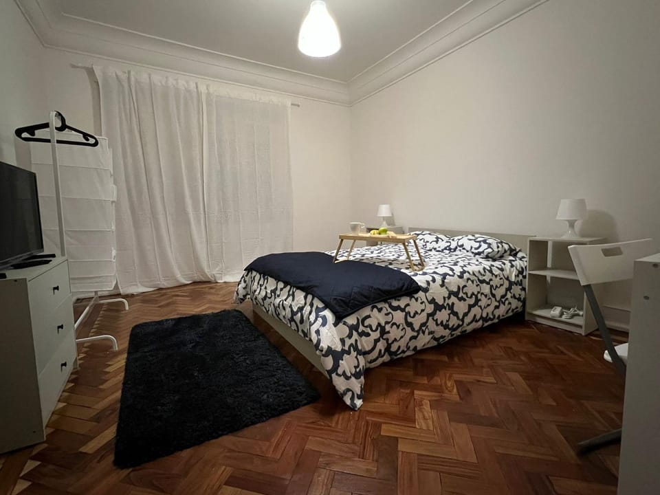 Bed, TV and multimedia, Photo of the whole room, Bedroom, towels