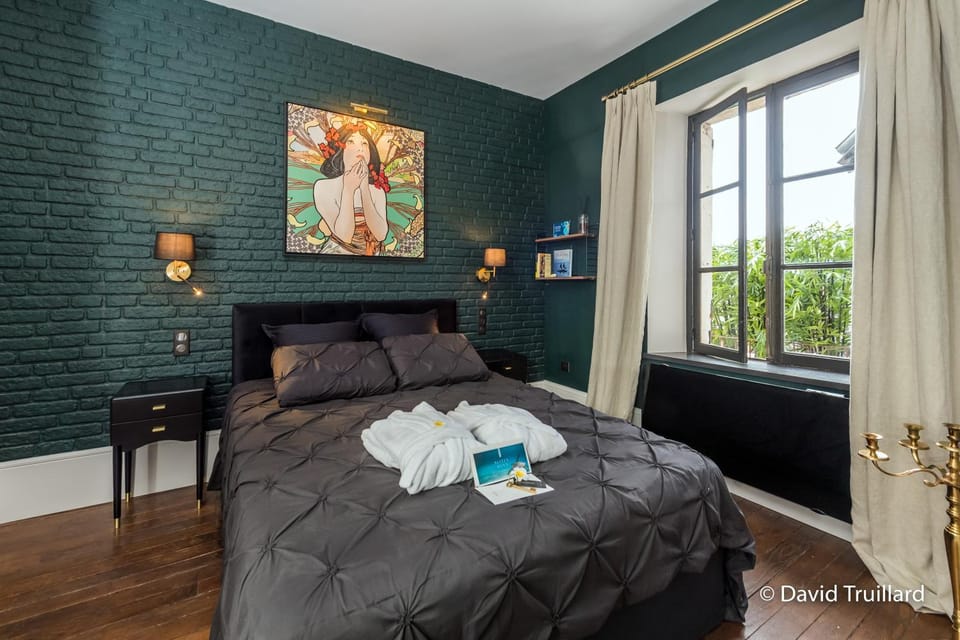 Bed, Photo of the whole room, towels