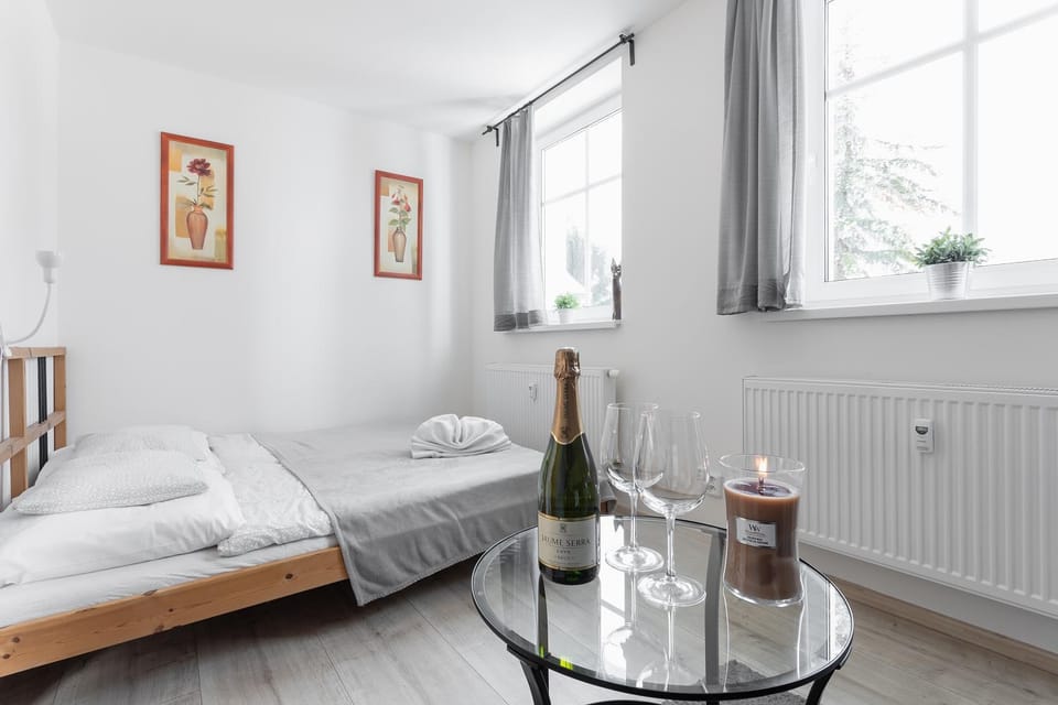 Bed, Food and drinks, Photo of the whole room, Bedroom