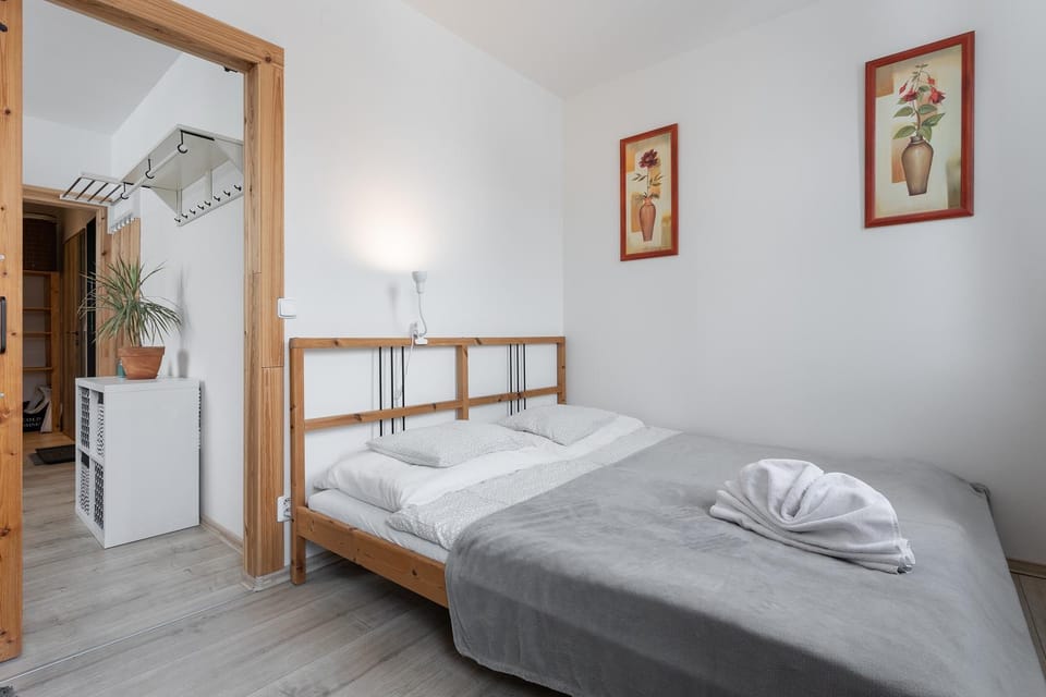 Bed, Bedroom, towels