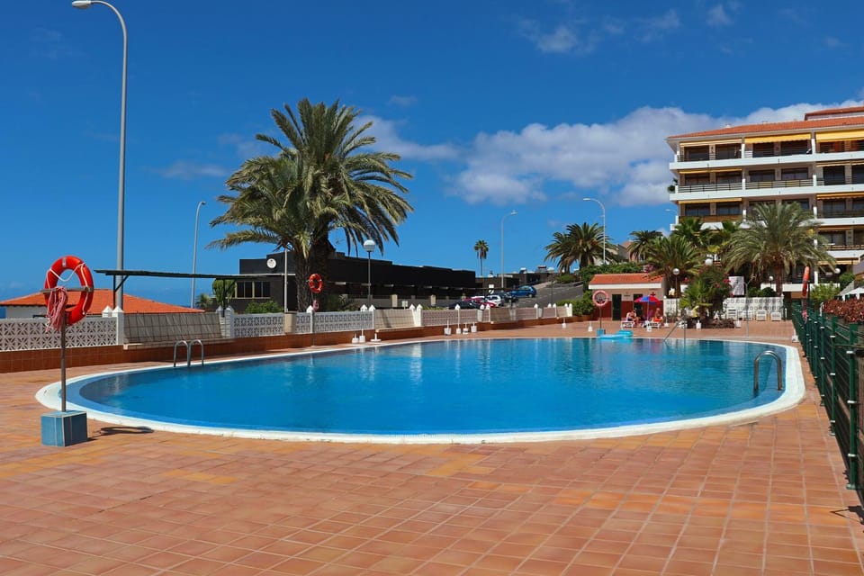 Property building, Pool view, Sea view, Swimming pool, sunbed