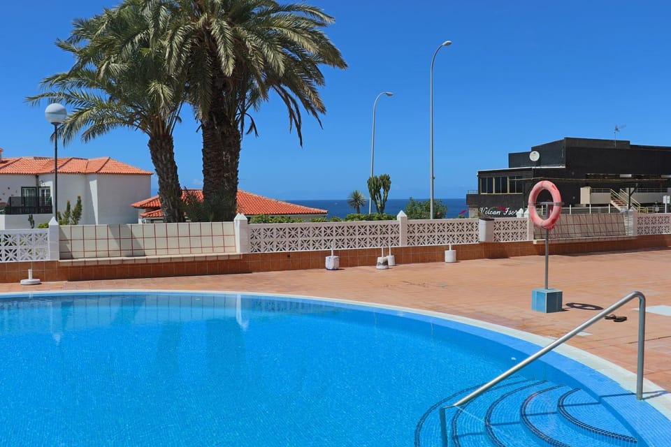 Property building, Pool view, Sea view, Swimming pool, sunbed