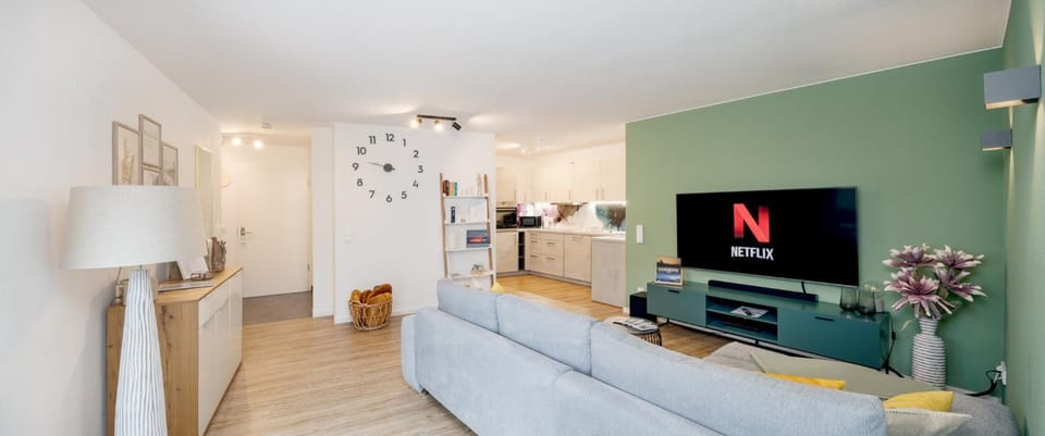 TV and multimedia, Living room, Photo of the whole room, Seating area, Evening entertainment, kitchen