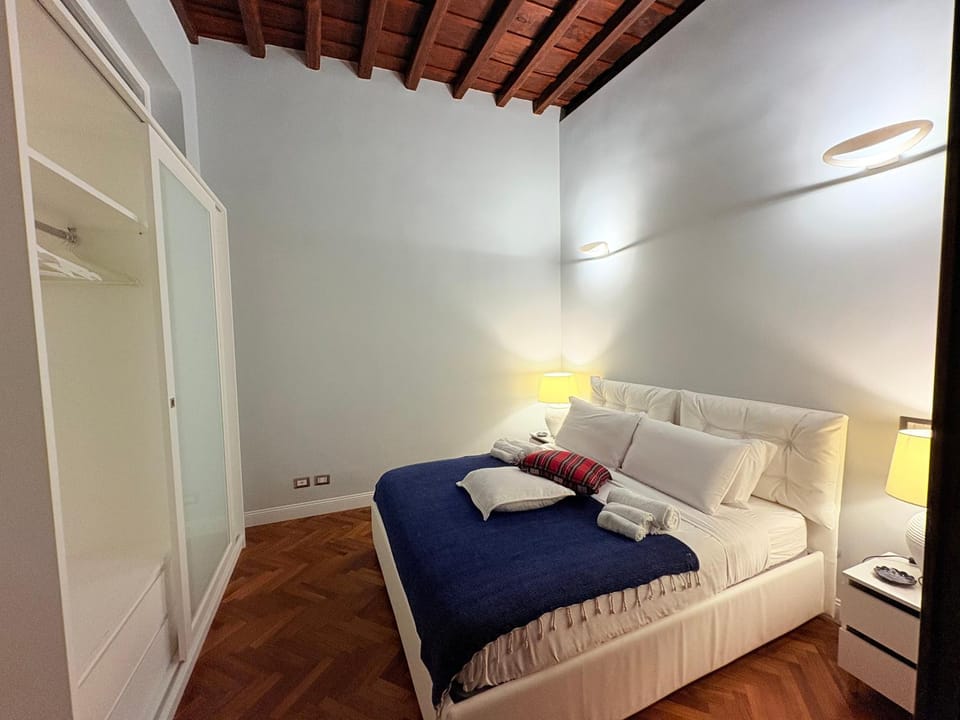Bedroom, towels, wardrobe
