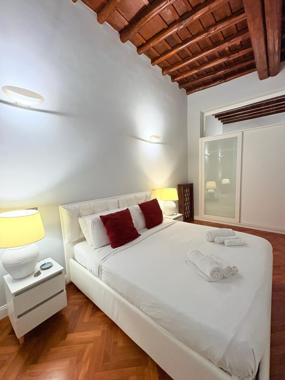 Bed, Bedroom, towels