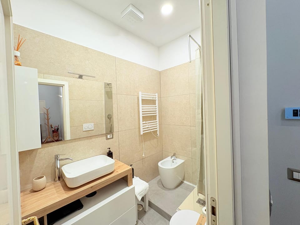 Shower, Toilet, Bathroom, bidet, towels