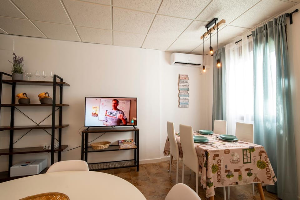 TV and multimedia, Living room, Seating area, Dining area, air conditioner