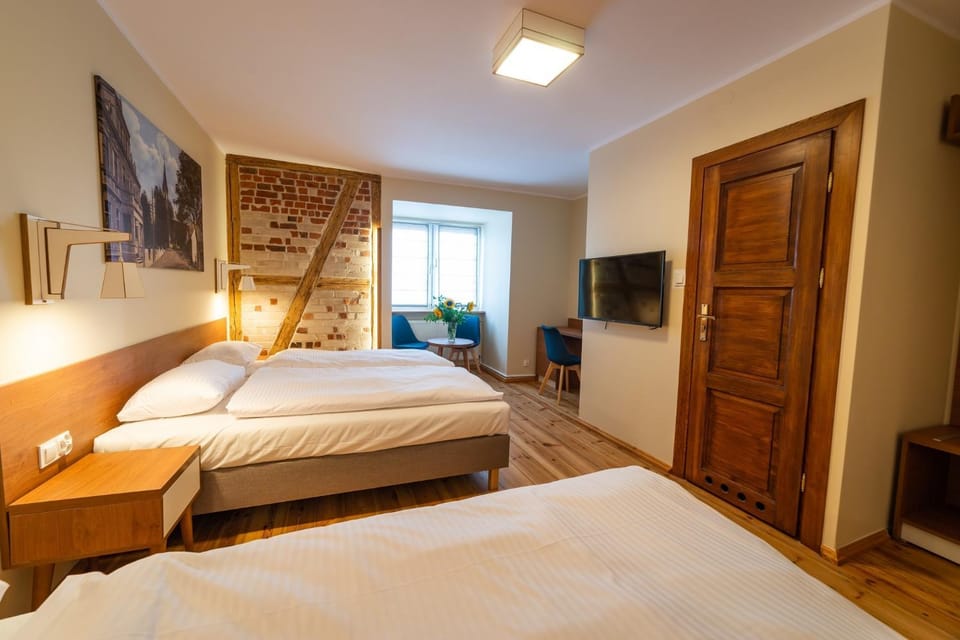Bed, TV and multimedia, Photo of the whole room, Evening entertainment, Bedroom, wardrobe