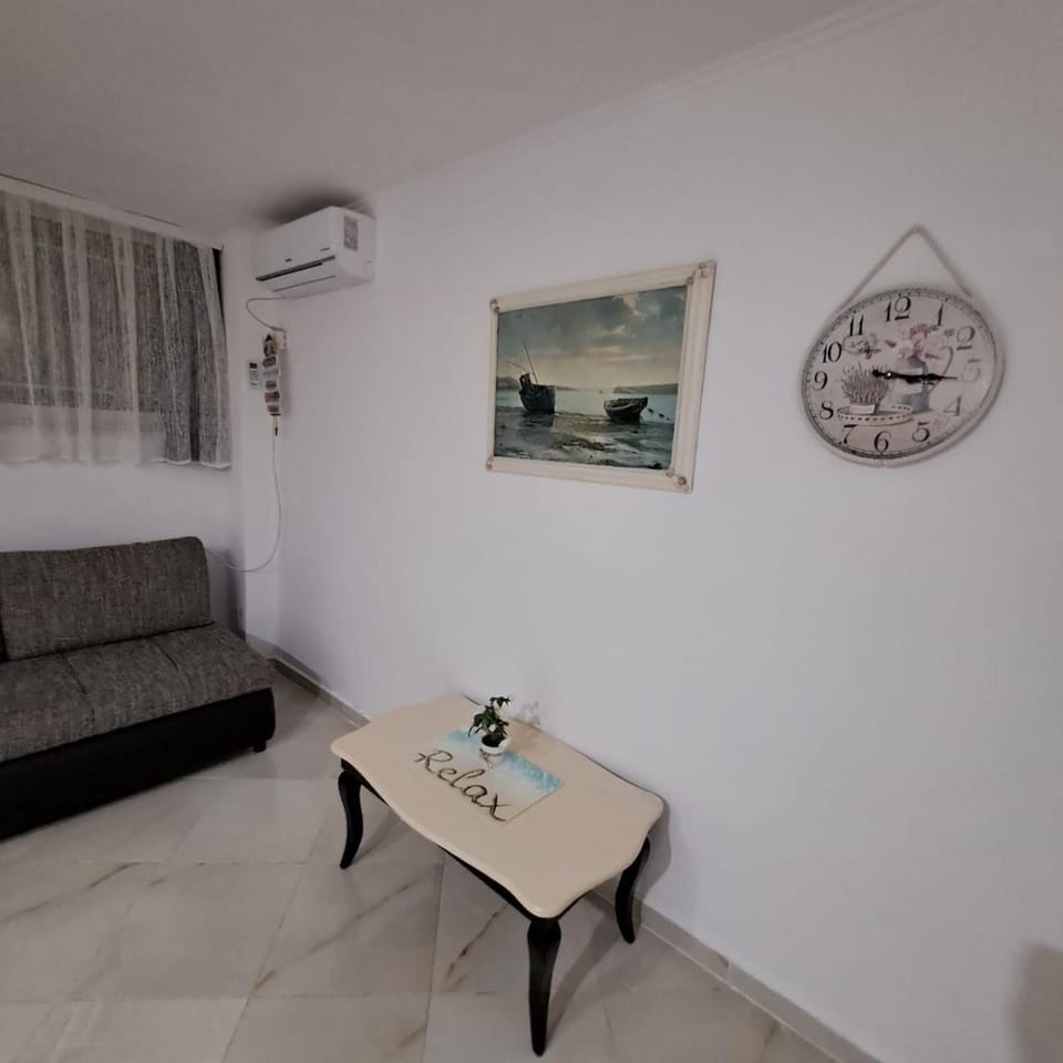 TV and multimedia, Living room, Seating area, air conditioner