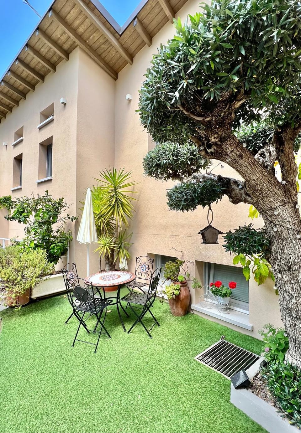 Property building, Day, Garden, Garden view