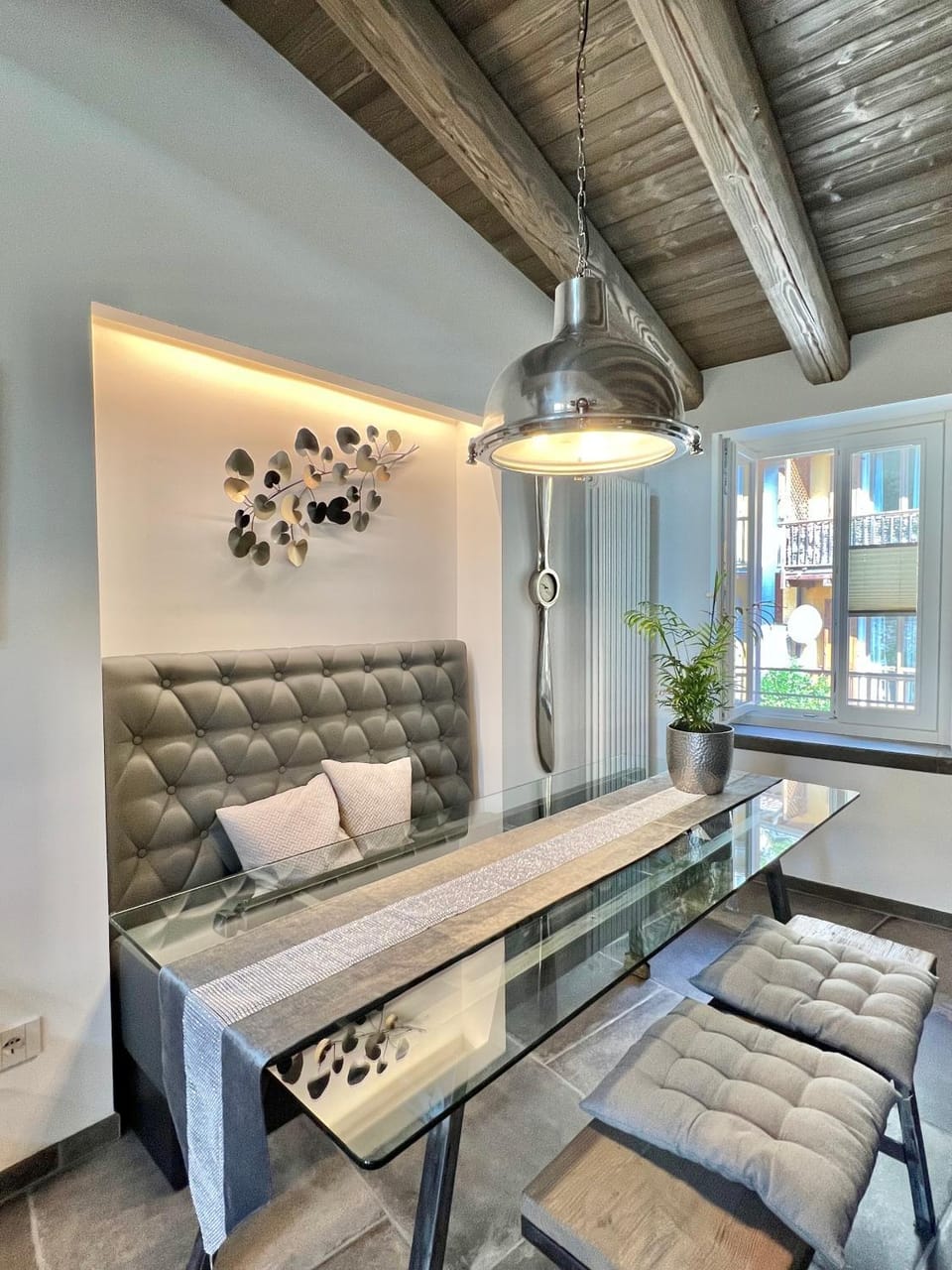 Seating area, Dining area