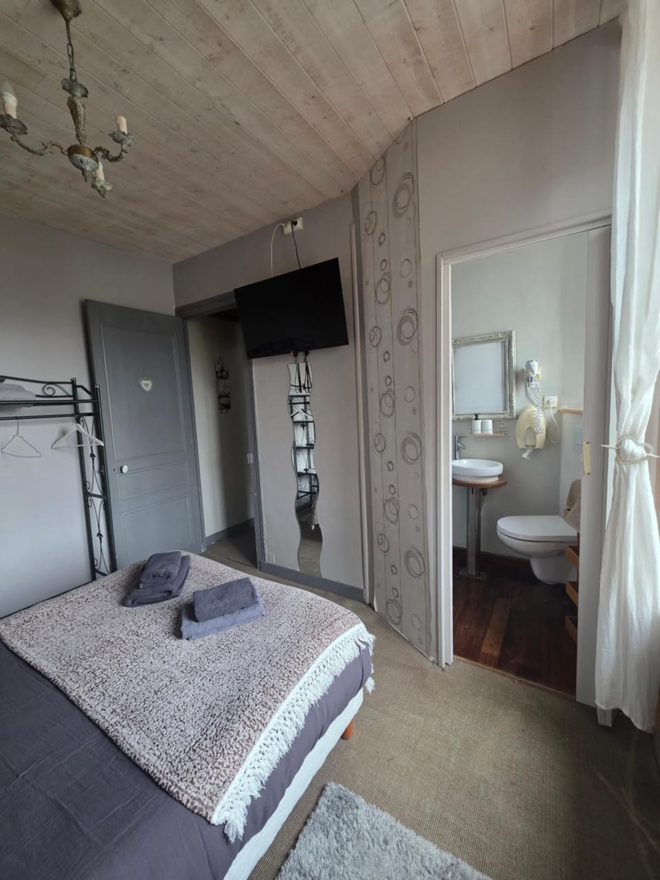 Bed, Bathroom, Photo of the whole room