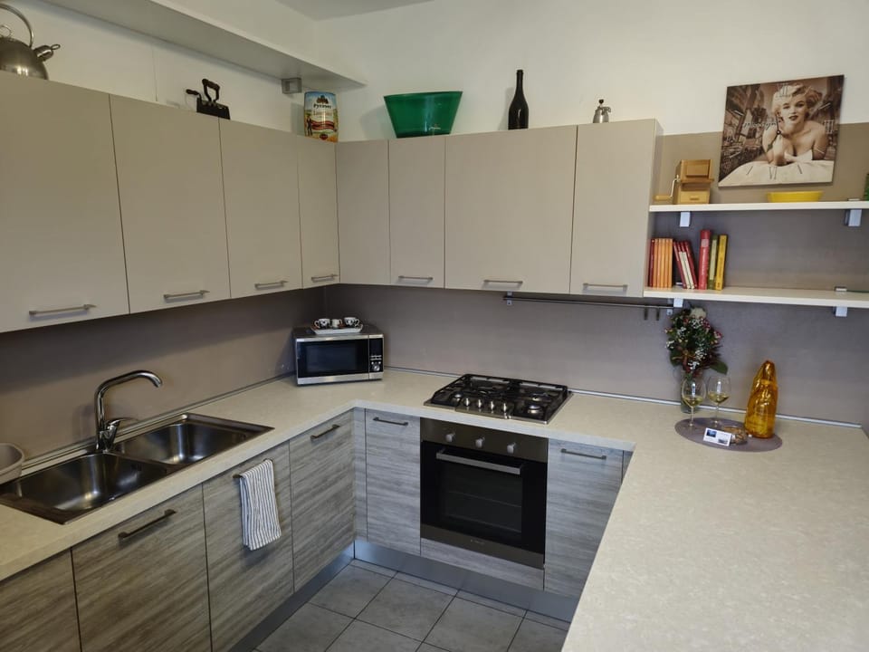 Day, Kitchen or kitchenette, oven, stove, kitchen