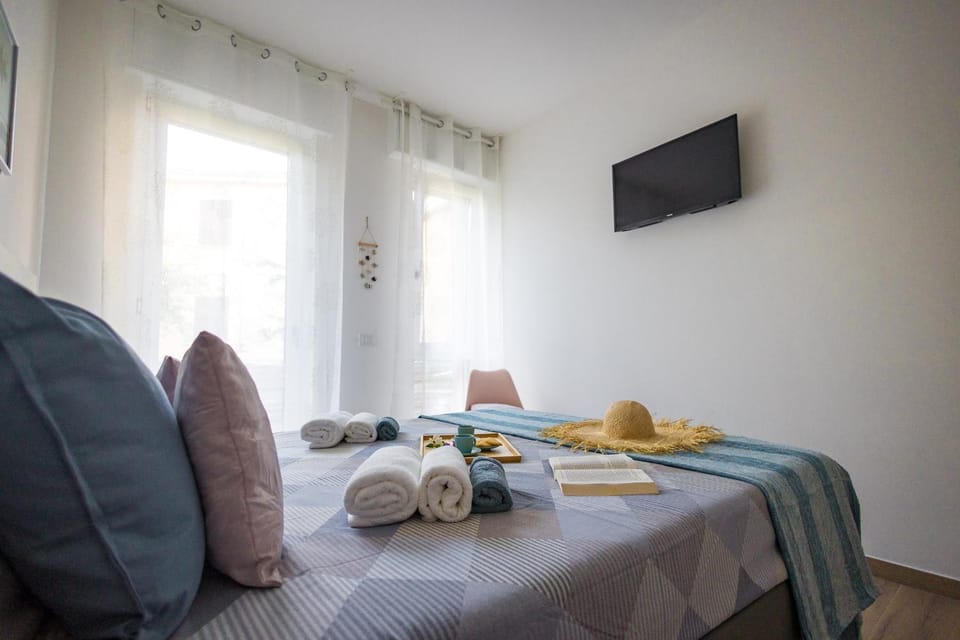 Bed, TV and multimedia, Photo of the whole room, Bedroom, towels
