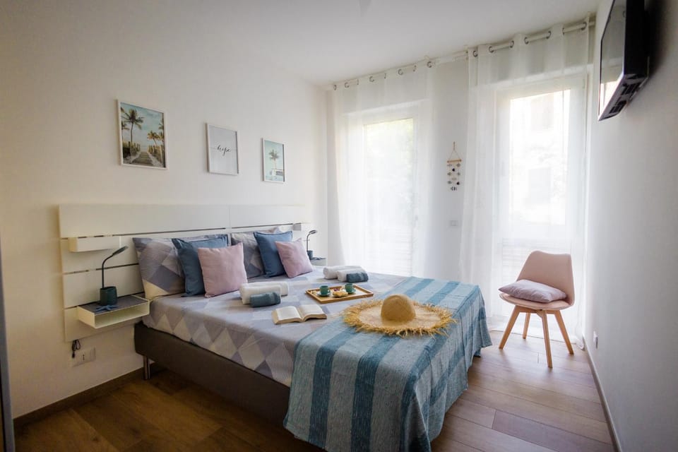 Bed, TV and multimedia, Photo of the whole room, Bedroom, towels
