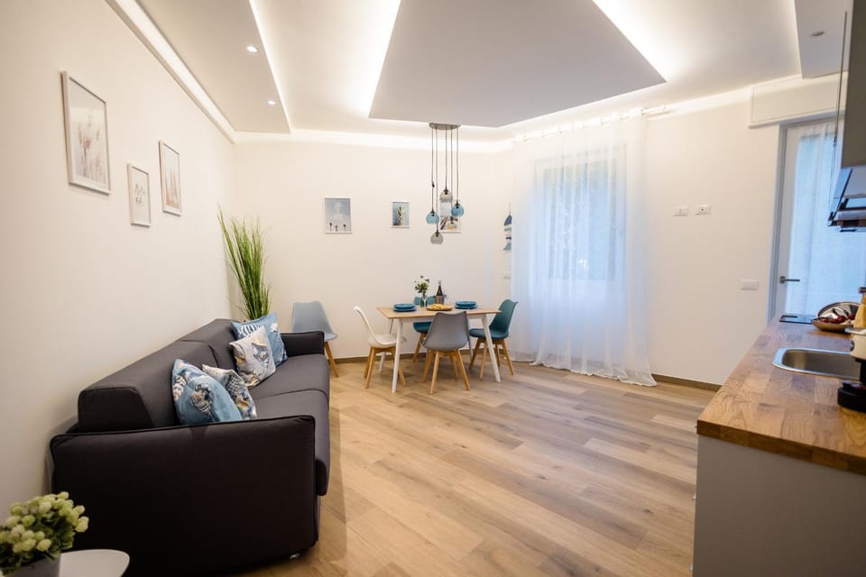 TV and multimedia, Kitchen or kitchenette, Living room, Seating area, Dining area