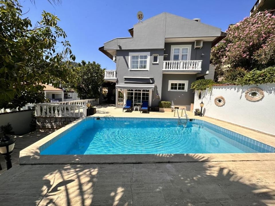Property building, Day, Pool view, Swimming pool, sunbed