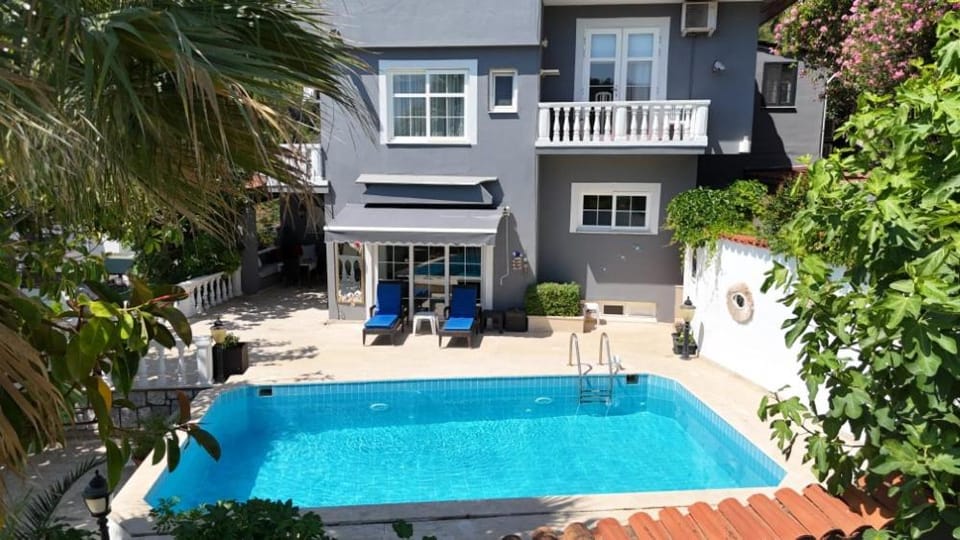 Property building, Day, Pool view, Swimming pool, sunbed