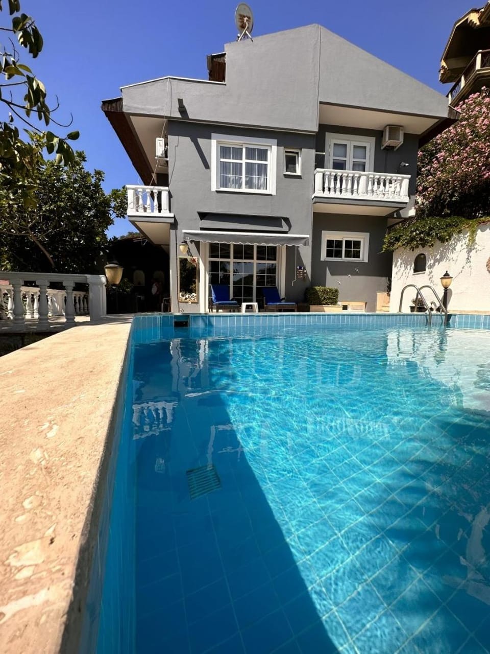 Property building, Day, Pool view, Swimming pool